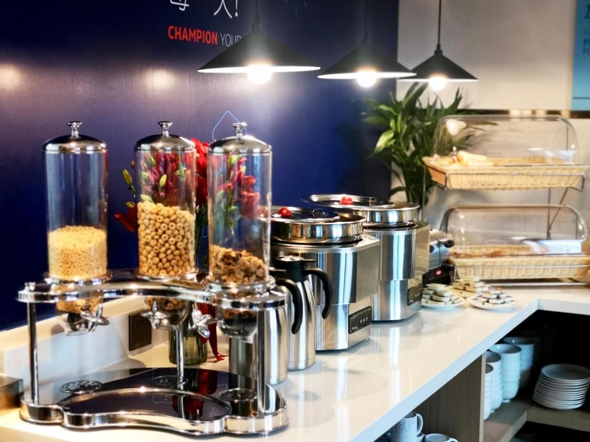 Holiday Inn Express Qingdao City Center By Ihg Bagian luar foto
