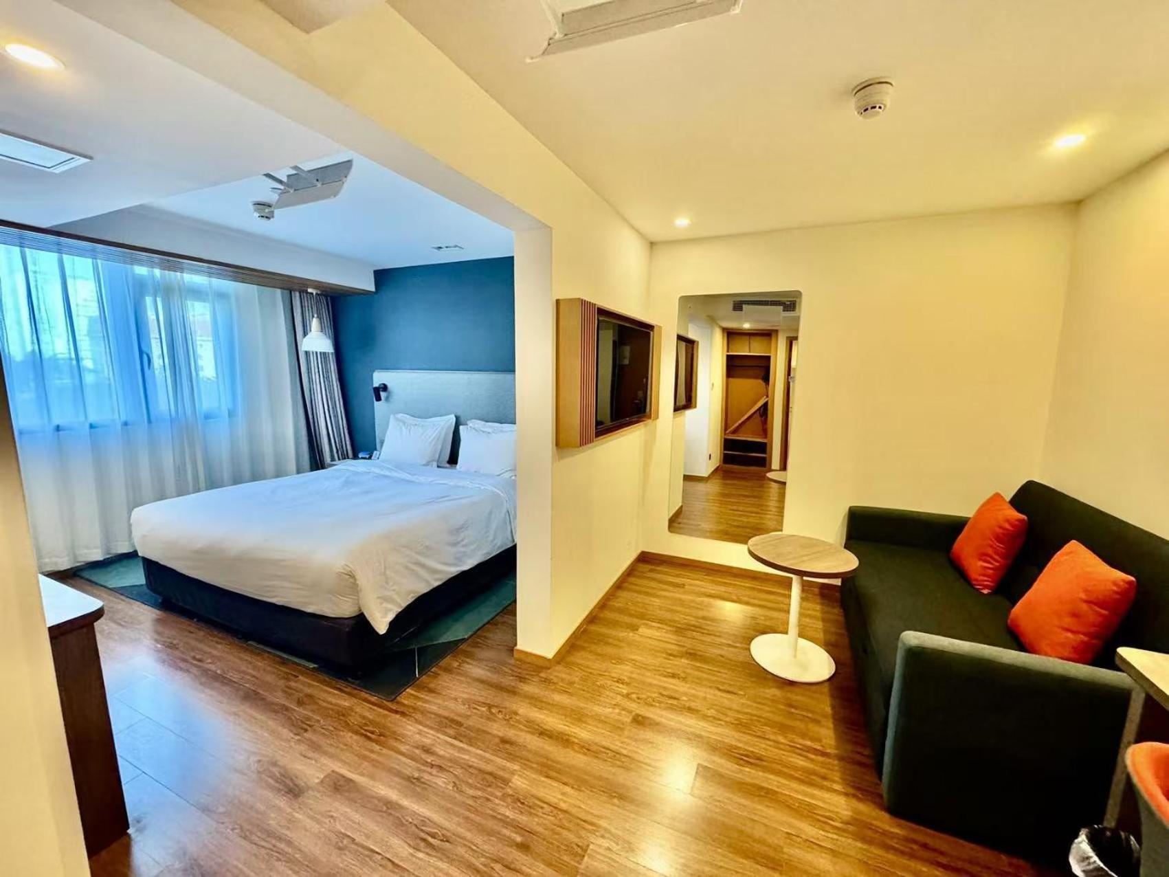 Holiday Inn Express Qingdao City Center By Ihg Bagian luar foto